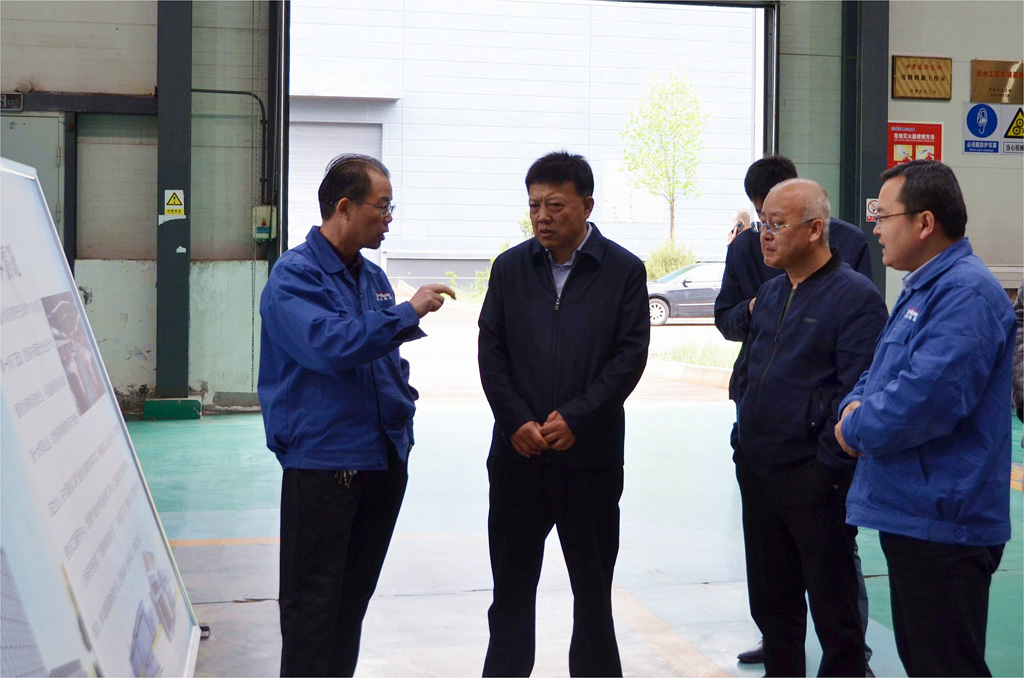 天水市政府督查專員何侃一行來星火機床公司 督查項目建設(shè)情況