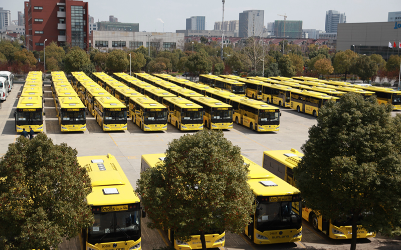 2015年，120臺(tái)SLK6109校車(chē)在申龍工廠(chǎng)整裝待發(fā)沙特市場(chǎng)。